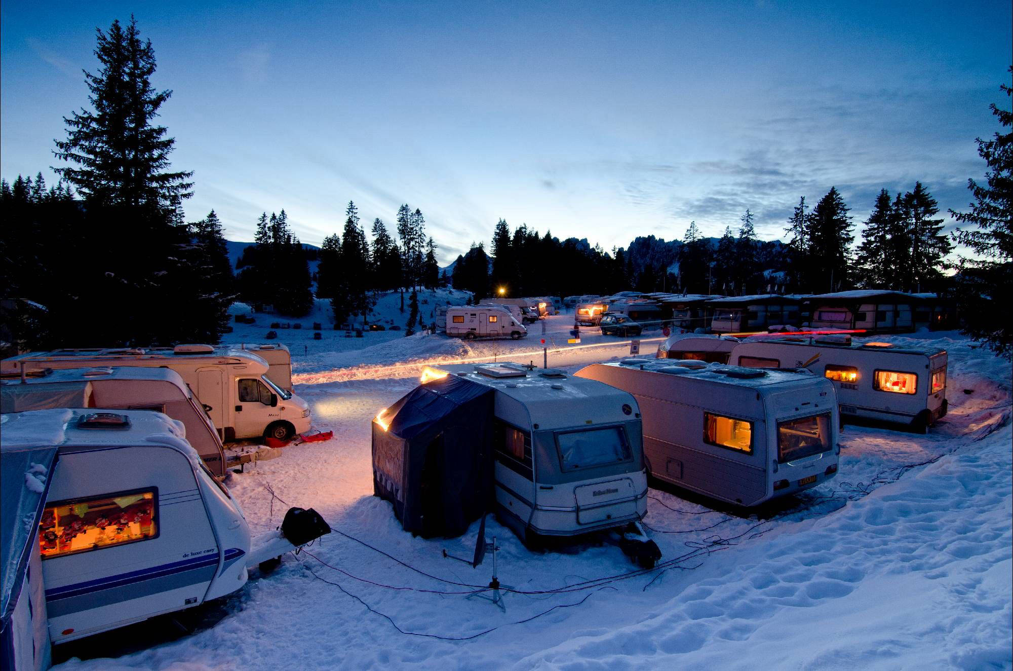 Wintercamping bei Nacht, Wintercamping, campen, Wohnwagen, Camper